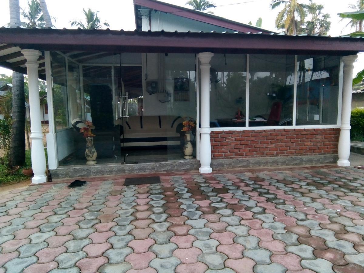 Hotel Sea Shadow Trincomalee Exterior photo